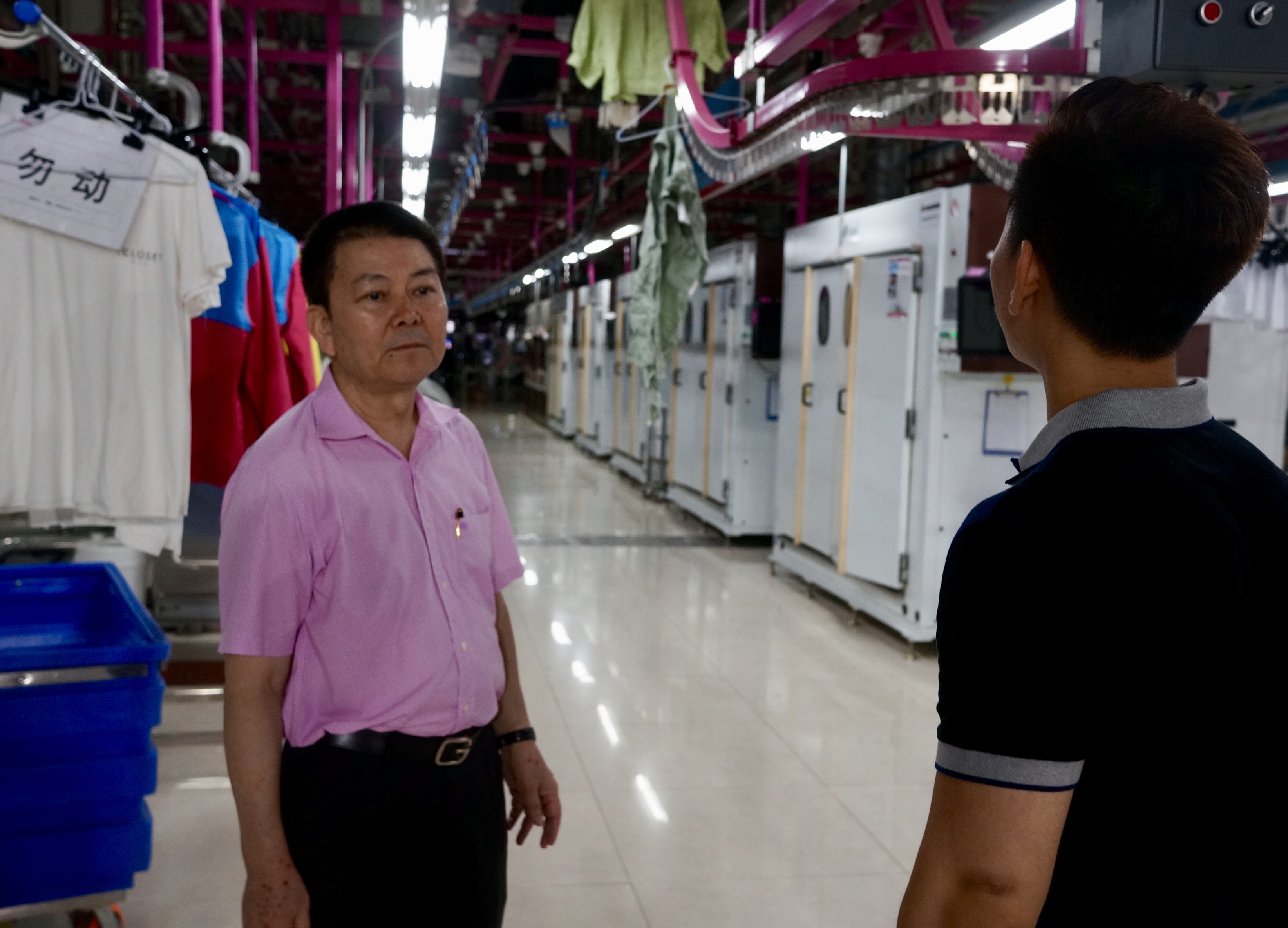 天天洗衣拥有全球最大的智能洗衣工厂。卢志基父子在工厂车间。.jpg
